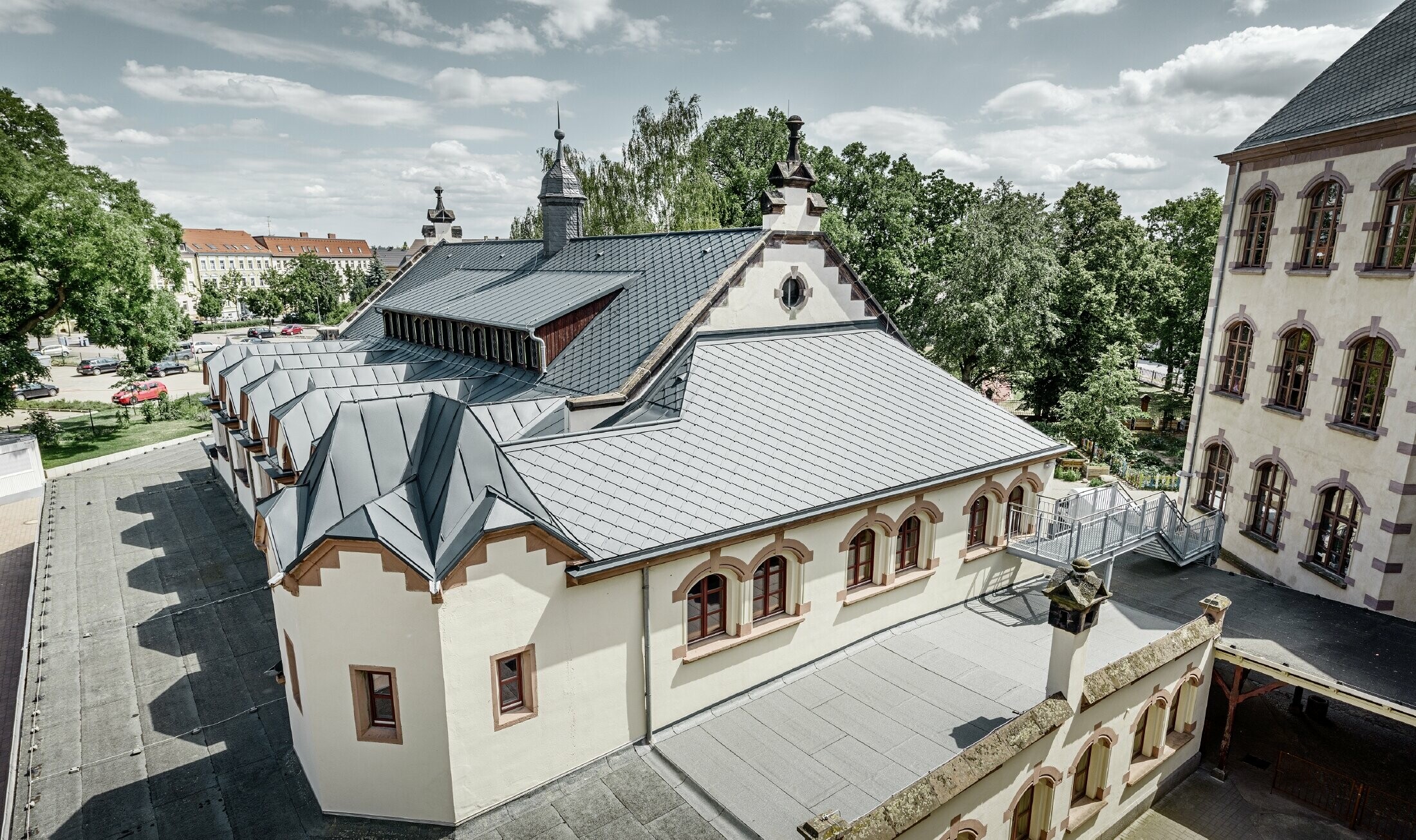 Palestra della scuola Lutherstadt Wittenberg appena ristrutturata  con una copertura PREFA in alluminio, sono stati posati scaglia e Prefalz in antracite