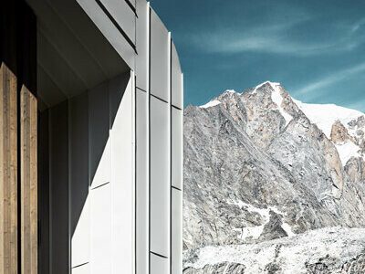PREFALZ Fassade des Hotel des Alpes mit Gebirge im Hintergrund 