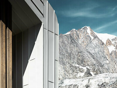 PREFALZ Fassade des Hotel des Alpes mit Gebirge im Hintergrund