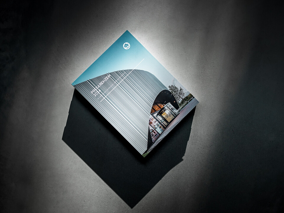 Ein schief gestellter Stapel PREFARENZEN Bücher 2024 aus der Vogelperspektive vor einem grauen Hintergrund.