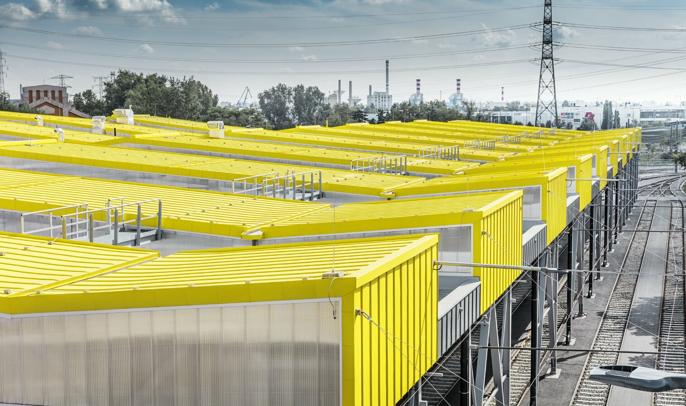 Die Form der neuen Budapester Remise erinnert an die Straßenbahnen von Budapest selbst. Sie wurden mit einem Stehfalzdach von PREFA in Verkehrsgelb, RAL 1023, verkleidet.