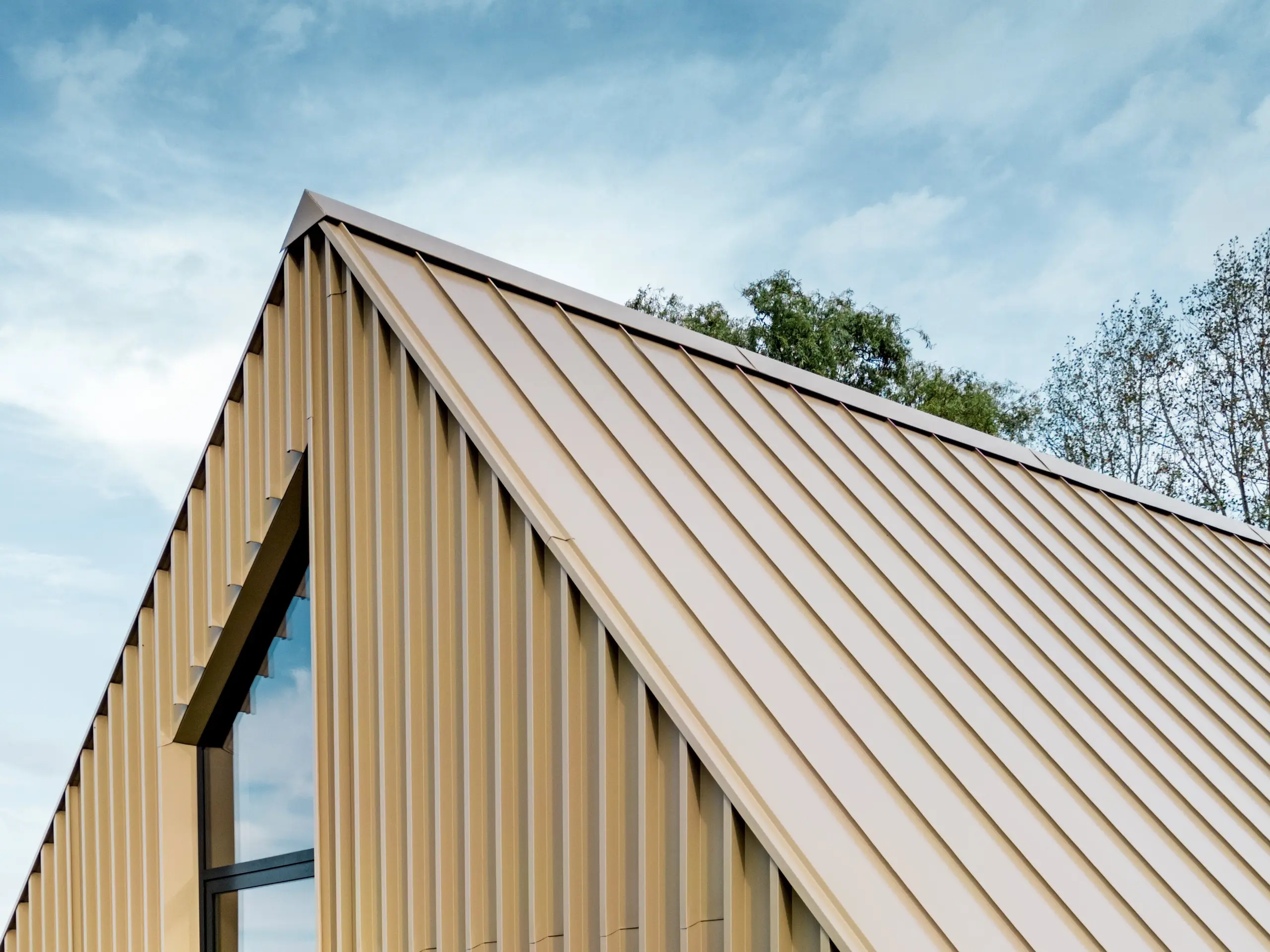 PREFA Falzonal Fassade im Farbton Neukupfer