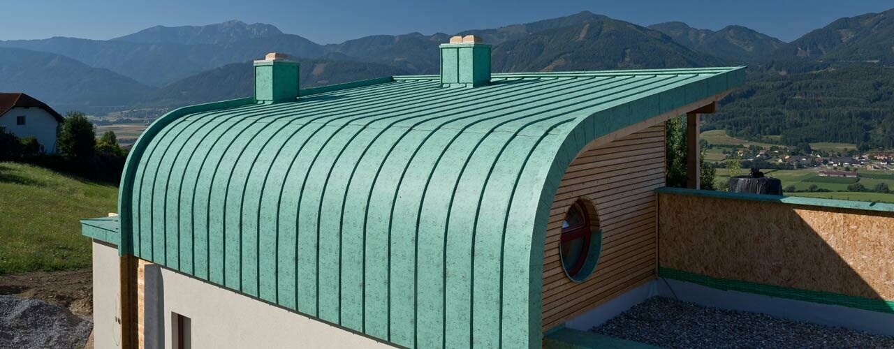 Abgerundetes Dach mit Prefalz in der Farbe Patina Grün