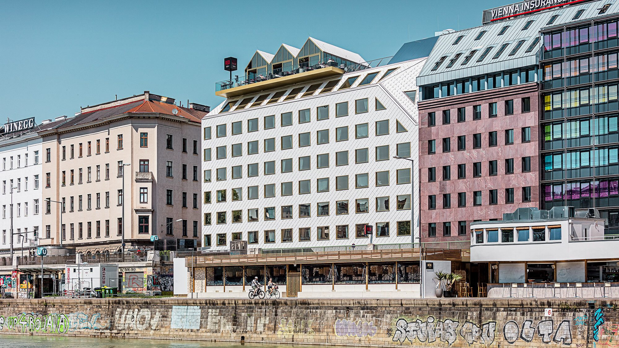 Das Hotel aus der Seitenperspektive samt seiner gebauten Umgebung, direkt vor ihm erstreckt sich der Donaukanal.