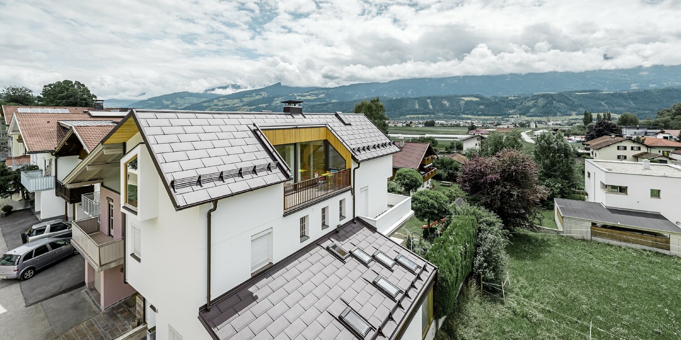 Das neue Wohnhaus in Thaur wurde mit der neuen Dachplatte R.16 von PREFA in Braun eingedeckt.