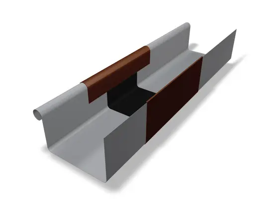 L'immagine mostra un elemento di dilatazione per canali di gronda PREFA con ricciolo e scossalina in alluminio grigio-marrone di alta qualità. Questo elemento di collegamento viene utilizzato per prolungare i canali di gronda e garantisce un collegamento a tenuta stagna, durevole ed esteticamente gradevole nel sistema di drenaggio del tetto. L'elemento di dilatazione per canali di gronda è disponibile nelle dimensioni 280, 333 e 400.