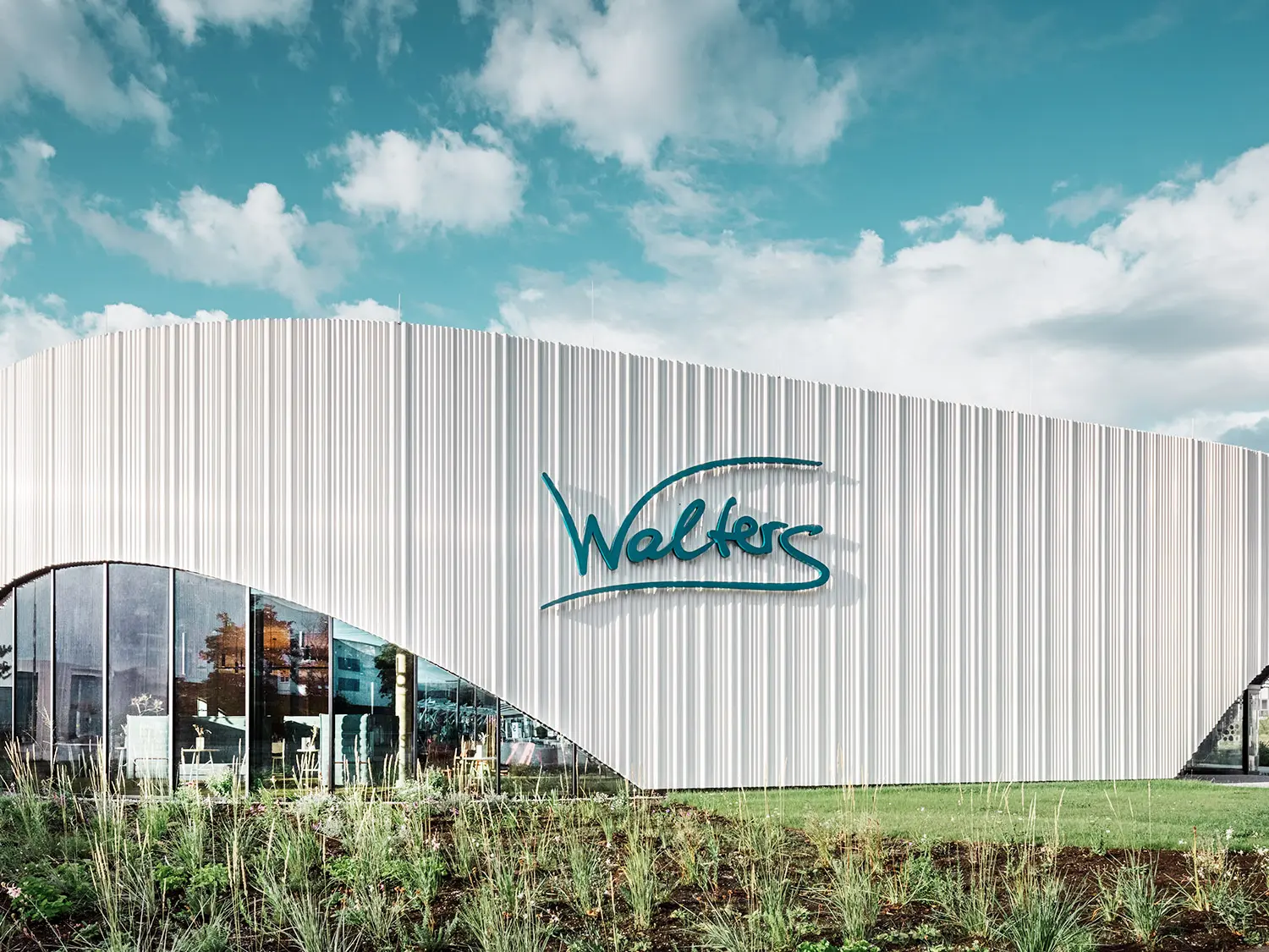 Vista del ristorante Walter con una delle sue finestre ad arco circondato dal verde.