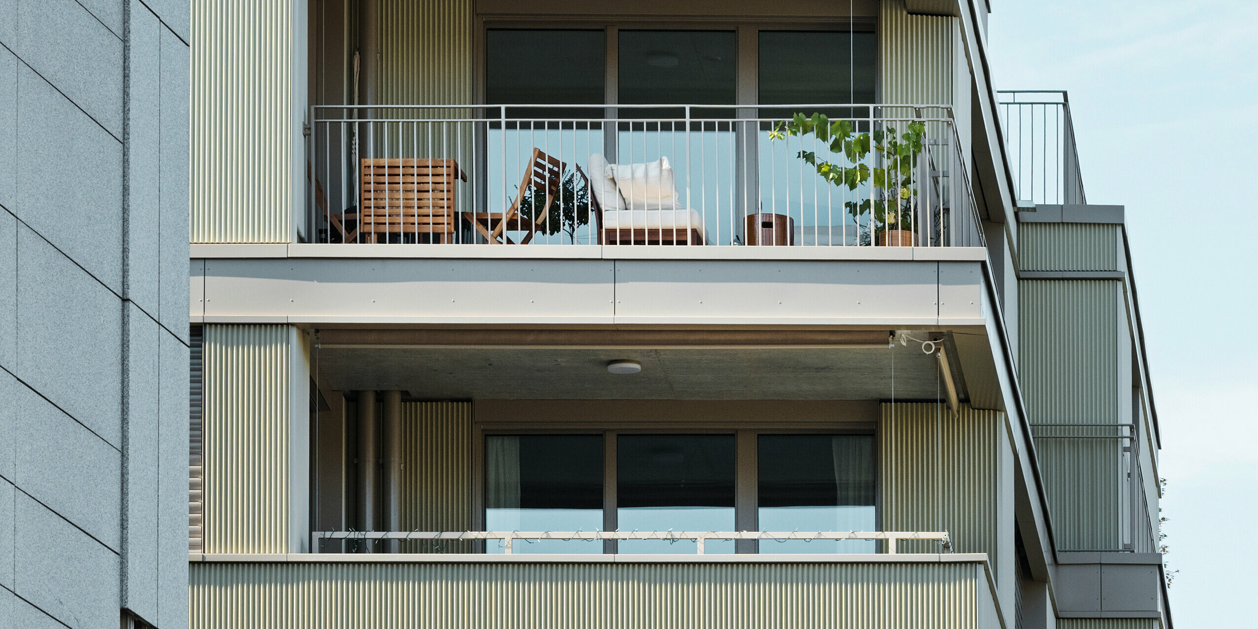 Das moderne Wohngebäude "Stetterhaus" in Altstetten, Zürich wird umhüllt von einer einzigartigen Fassade - PREFA Zackenprofil in der Sonderfarbe Perl-Metallic.