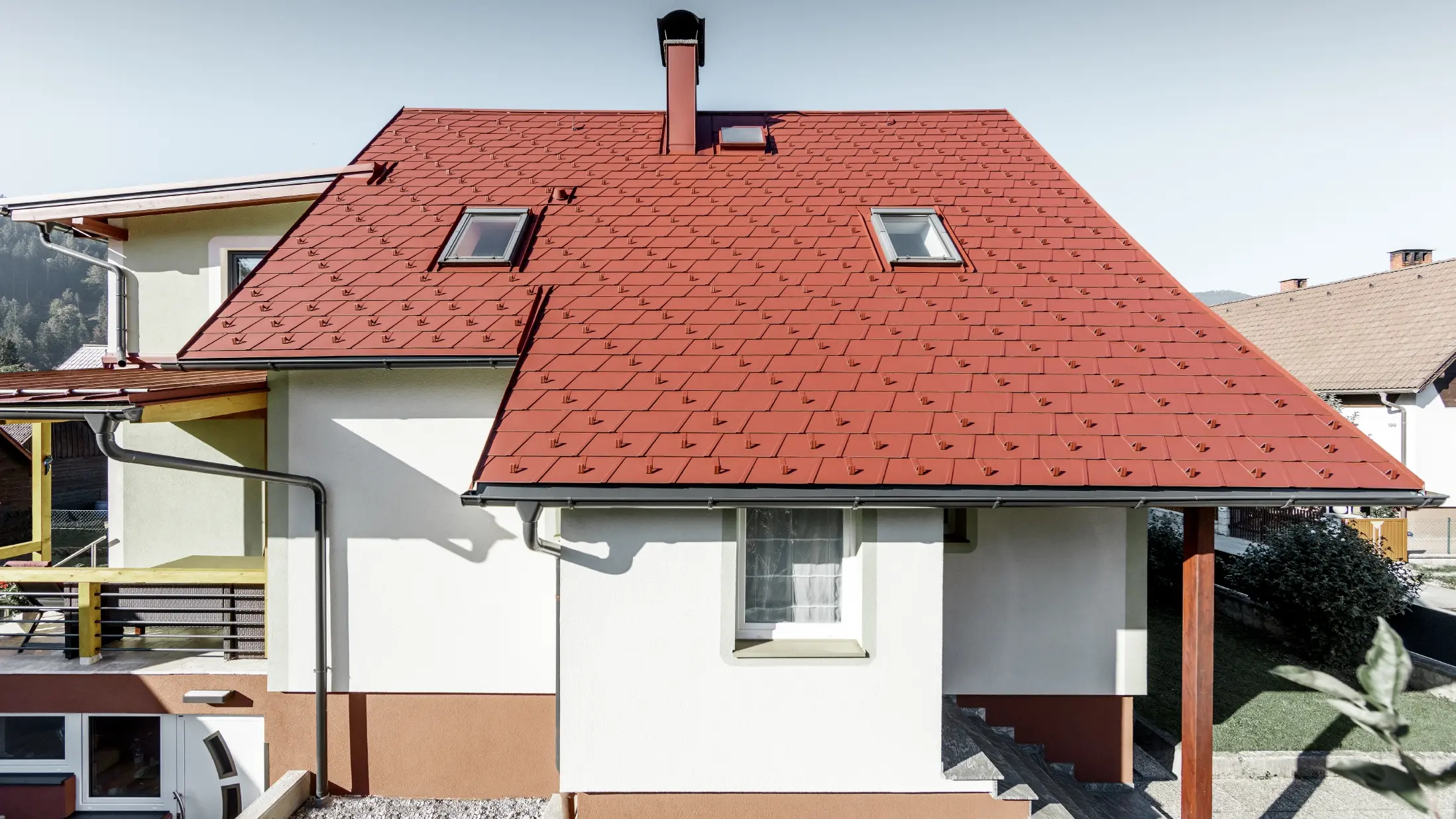 Saniertes Einfamilienhaus mit neuem PREFA Dachschindel-Dach, verlegt wurde die DS.19 in der Farbe oxydrot.