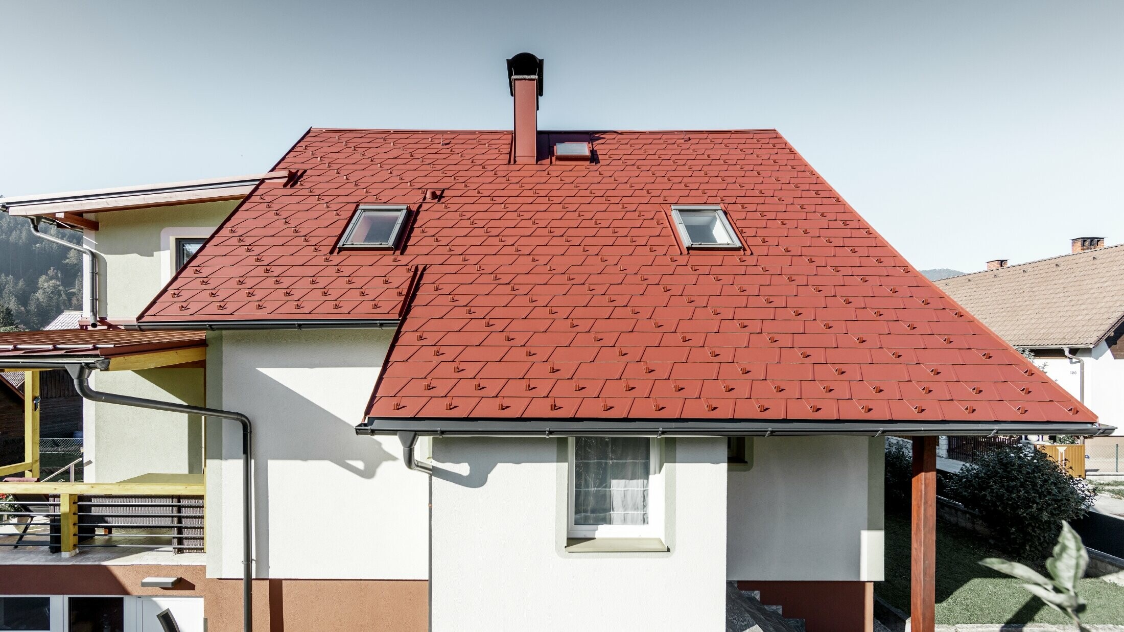 Casa unifamiliare ristrutturata con il nuovo tetto con scandola PREFA, la DS.19 è stata posata nel colore rosso ossido.