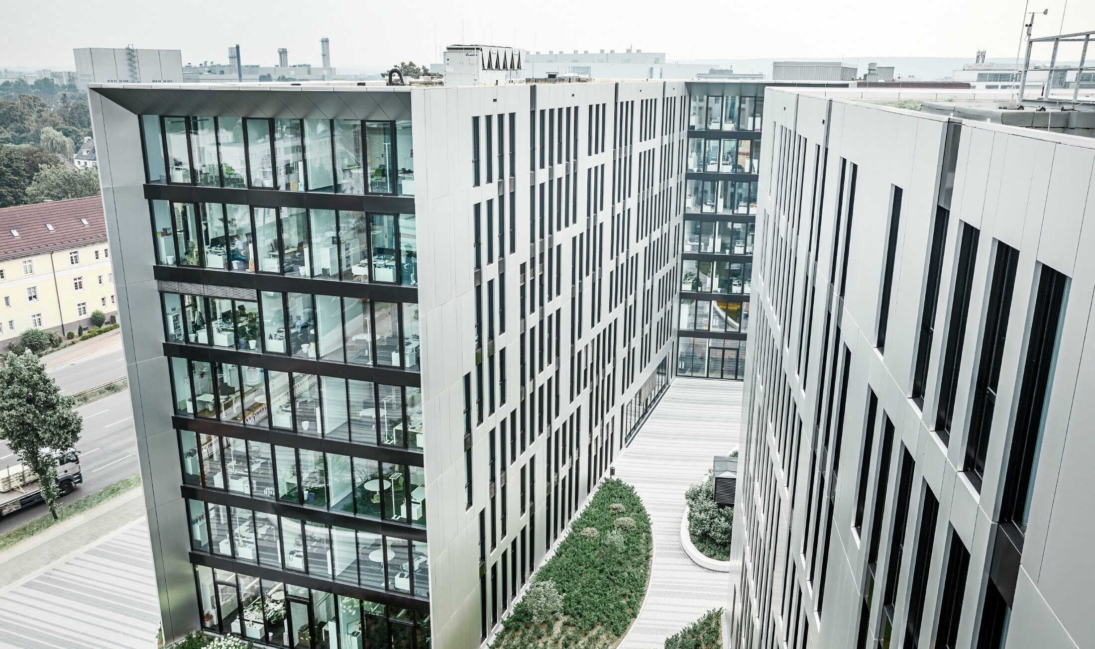 Futuristische Aluminiumfassade aus Aluminium Verbundplatte in aluminium gebürstet am Gebäudeensemble Clara und Robert im Zentrum von Düsseldorf.