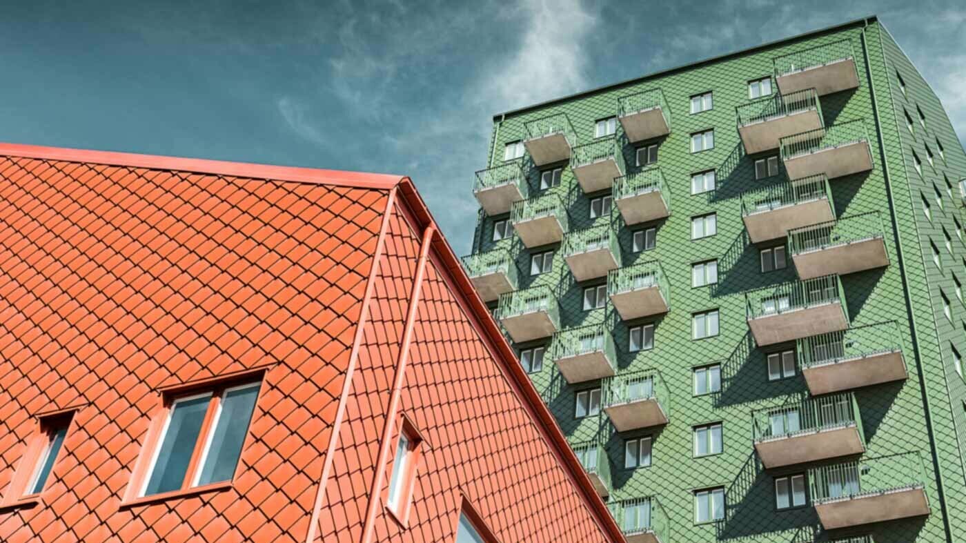 Case svedesi con balconi e losanga PREFA di colore verde e rosso cotto.