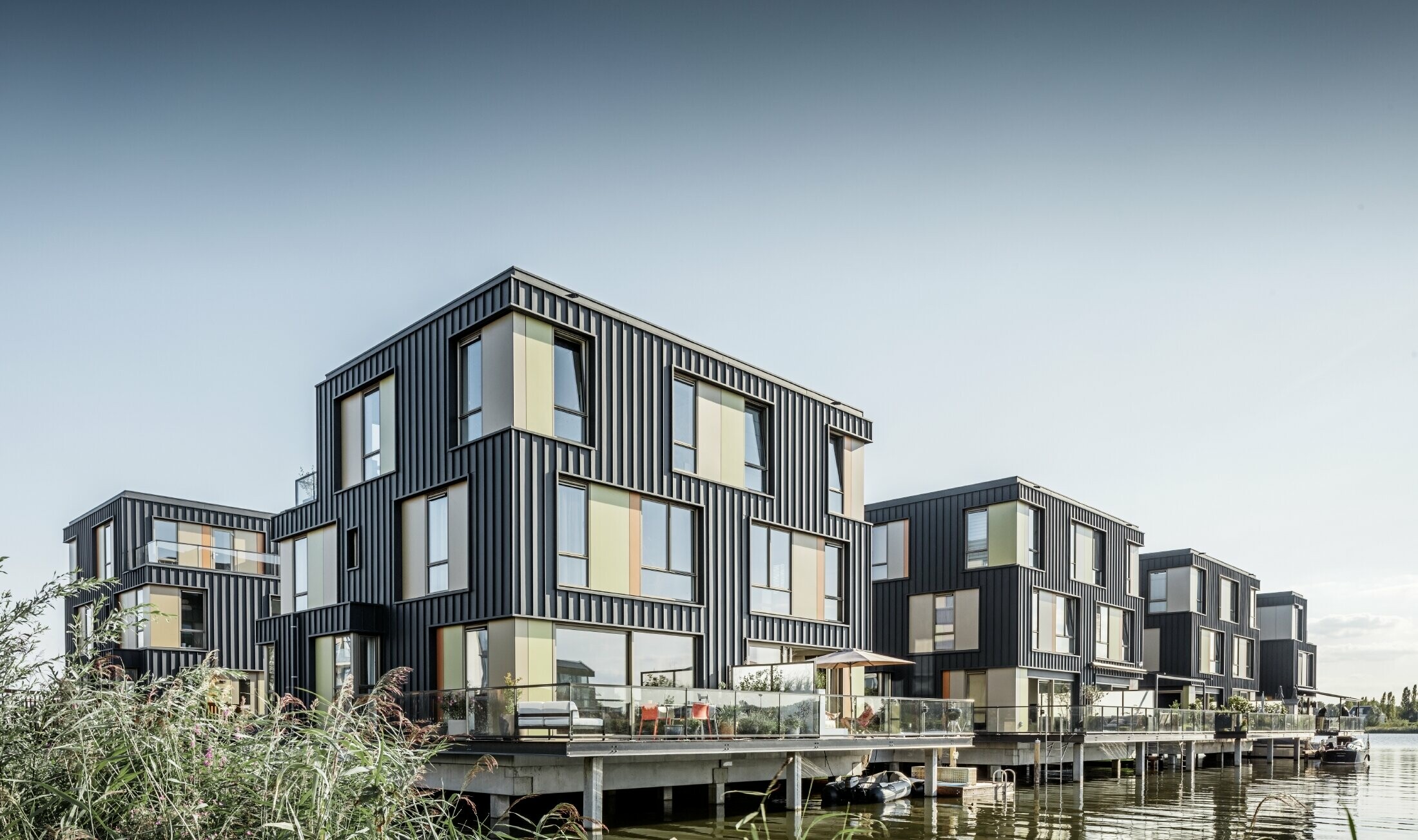 Nuova area abitativa con case bifamiliari sul lago ad Amsterdam. Le abitazioni sono state realizzate con Prefalz di PREFA in P.10 antracite.