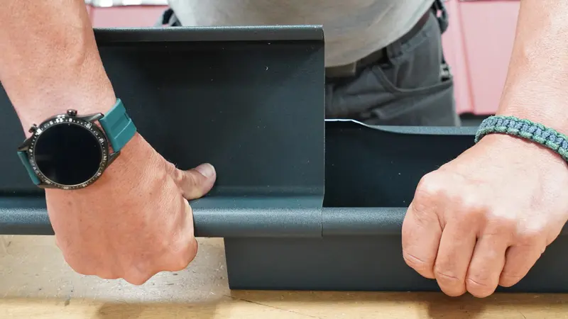 Il canale di gronda viene sovrapposto ancora a un altro dopo che la giunzione del canale di gronda è stata sigillata con il kit di adesivi speciali PREFA o il silicone speciale PREFA.