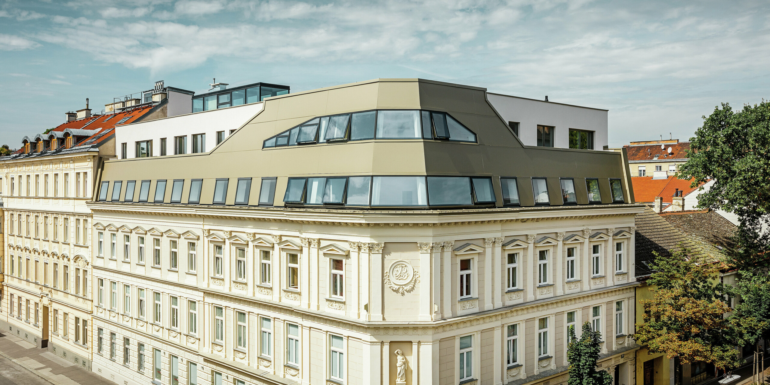 Ampliamento del sottotetto in via Schlosshofer a Vienna con il pannello composito PREFA in bronzo.
