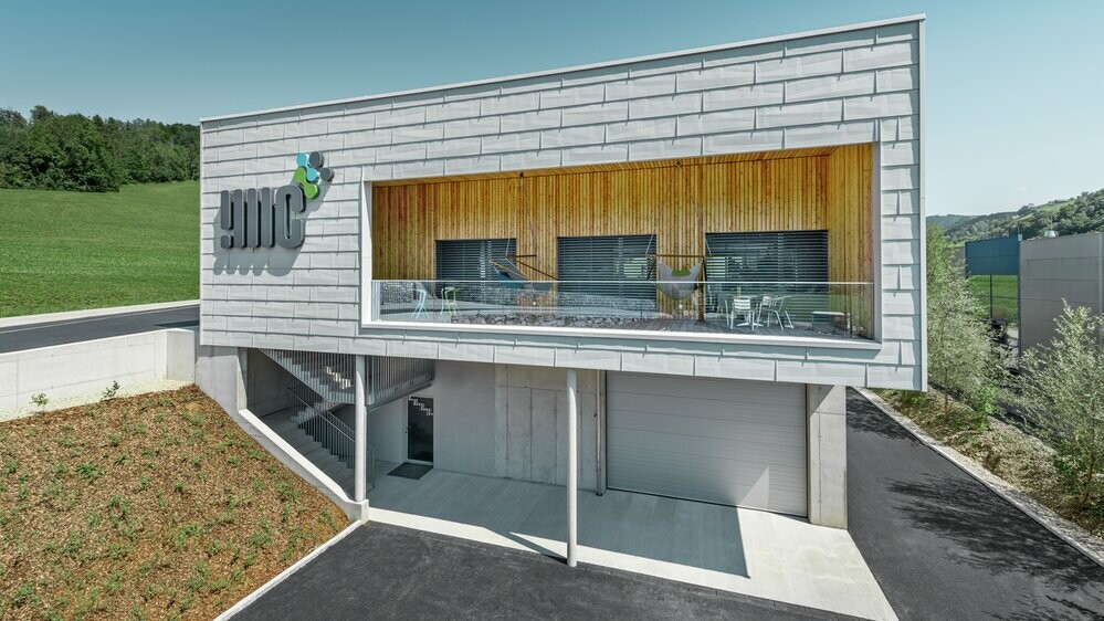 Edificio aziendale a Ybbsitz con copertura piatta e facciata sospesa in alluminio di PREFA, con pannello per facciata FX.12 in bianco prefa;