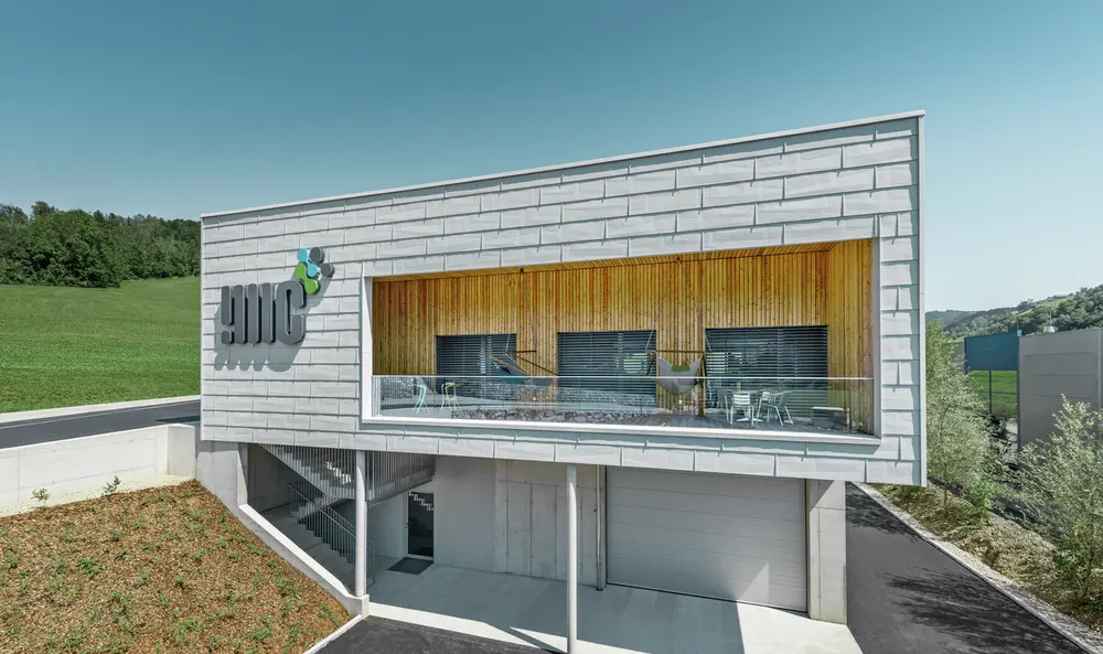 Edificio aziendale a Ybbsitz con copertura piatta e facciata sospesa in alluminio di PREFA, con pannello per facciata FX.12 in bianco prefa;