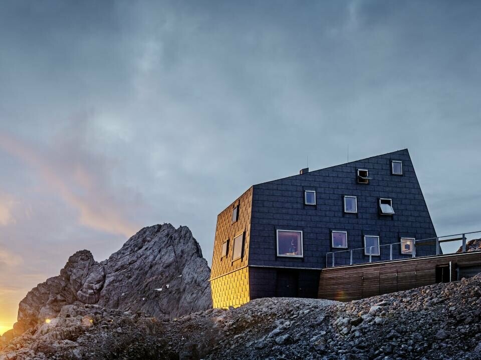 Un tramonto mozzafiato al rifugio Seethalerhütte completamente rivestito in FX.12 PREFA colore P.10 grigio pietra
