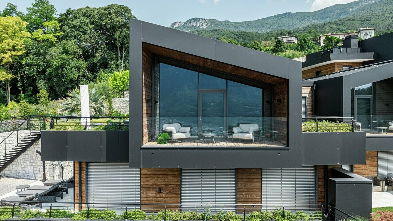 Vista frontale di una delle residenze di Trento in Vista a Villazzano rivestite in alluminio, Prefalz in copertura e pannelli compositi Prefabond in facciata.