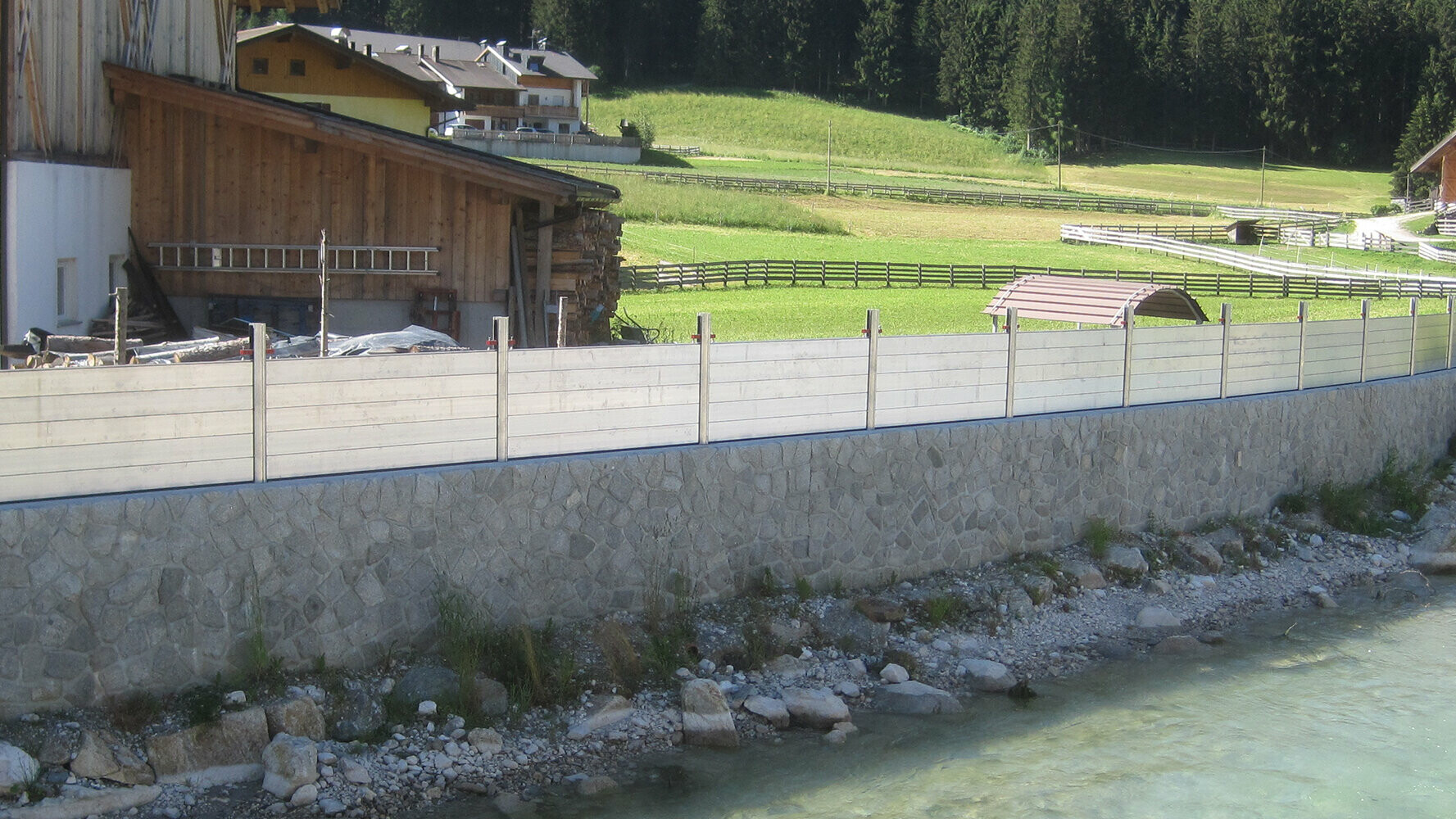 Sistema anti-esondazione di PREFA come protezione da un torrente in piena