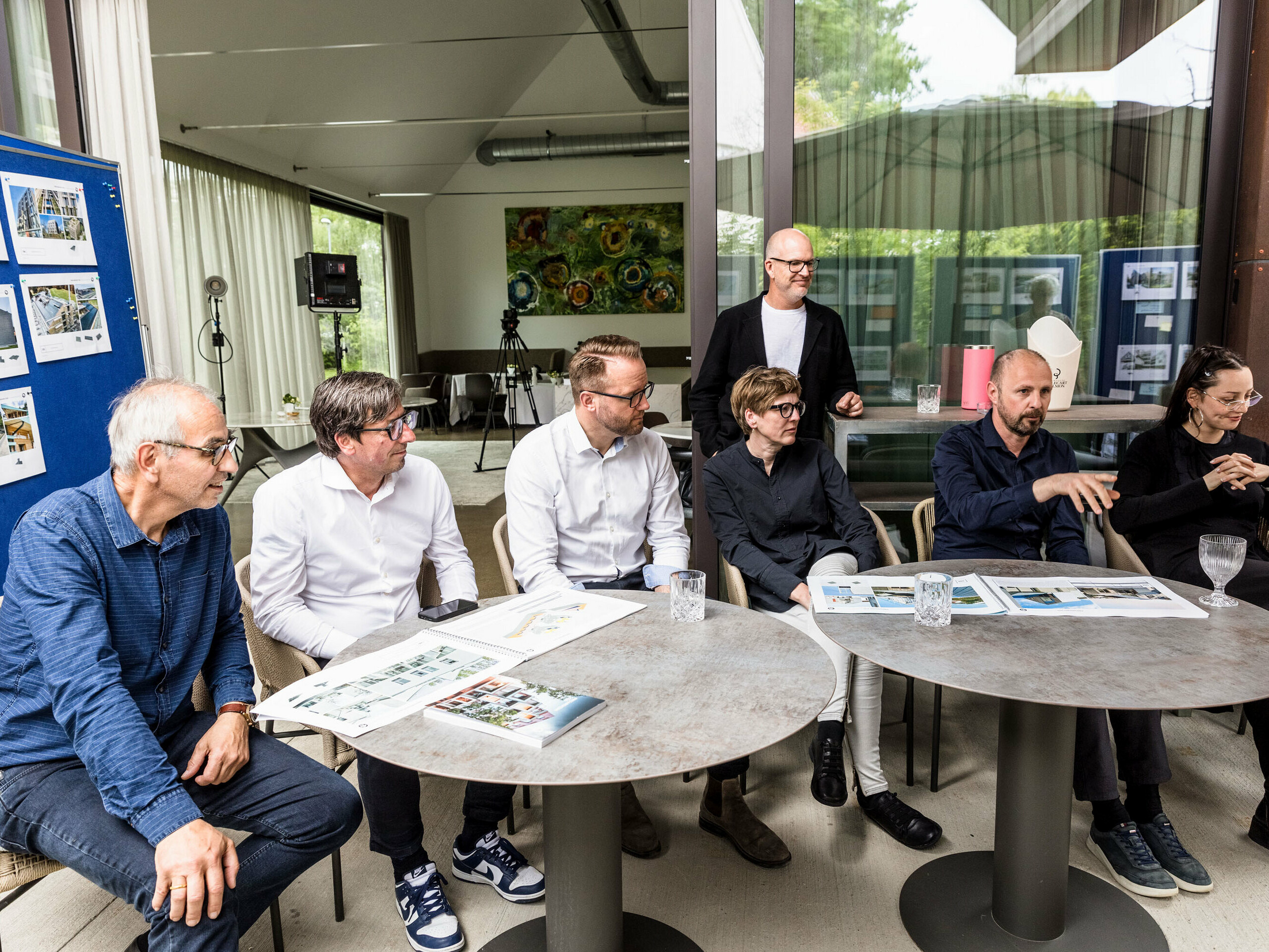 Fachliche Diskussion der hochkarätig besetzten PREFARENZEN Jury: Die Architekturexperten analysieren anhand großformatiger Bilder herausragende Architekturprojekte. Im Fokus stehen dabei innovative Dachlösungen mit PREFA-Materialien, nachhaltige Bauweisen und kontextbezogene Entwürfe. Der kreative Austausch findet in entspannter Atmosphäre in einer Winzerresidenz im burgenländischen Seewinkel statt.