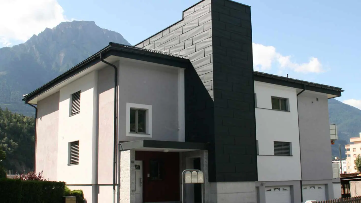 Ampliamento della casa e rivestimento della facciata con pannelli per facciata FX.12 PREFA colore P.10 antracite