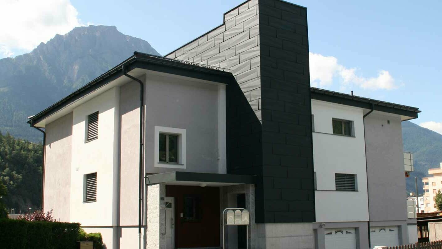 Ampliamento della casa e rivestimento della facciata con pannelli per facciata FX.12 PREFA colore P.10 antracite
