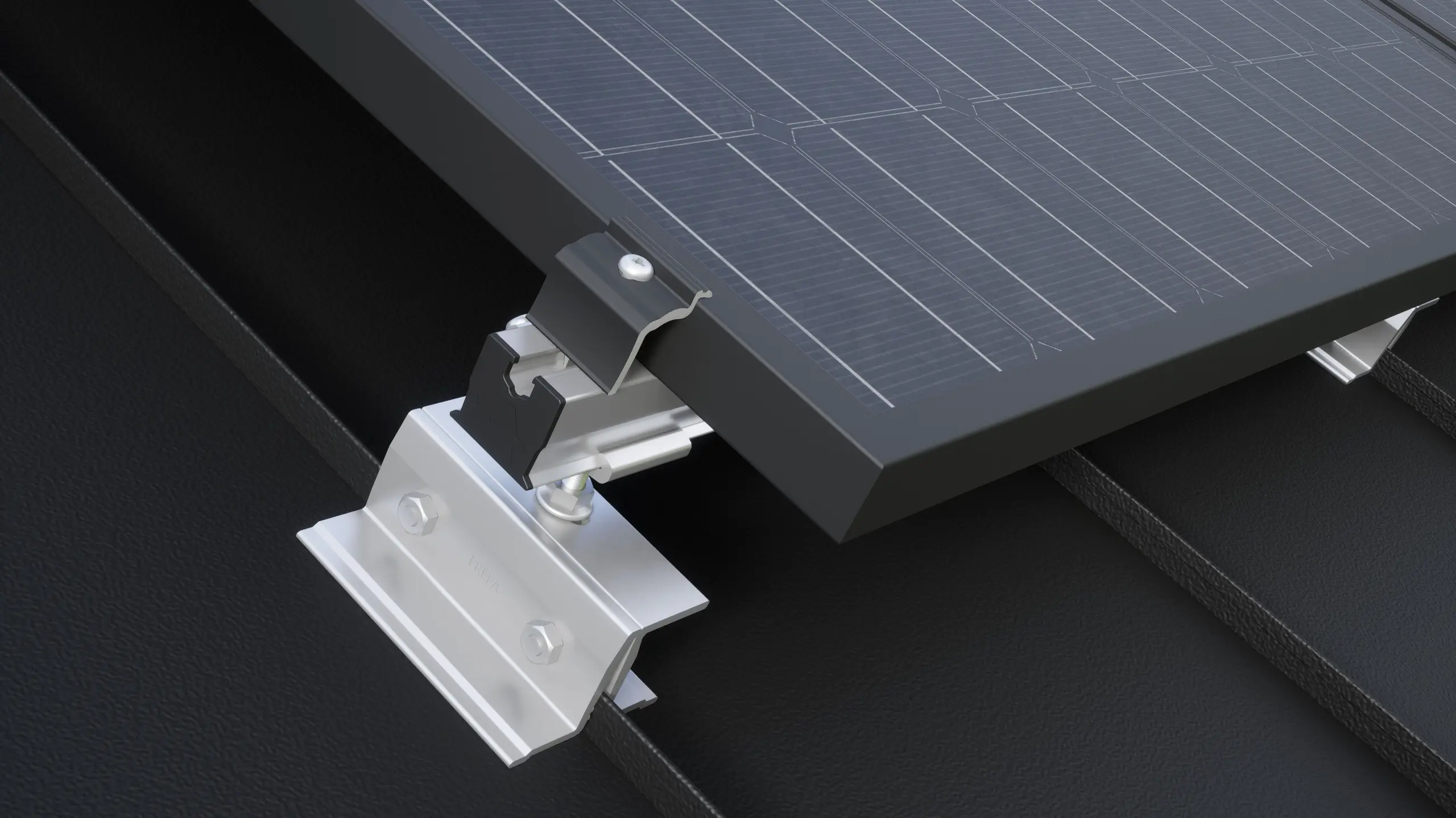 Primo piano della staffa PREVARIO PREFALZ montata su un tetto PREFA scuro che sostiene il binario. Il modulo fotovoltaico è stato fissato al binario con l'elemento di testa PREVARIO.