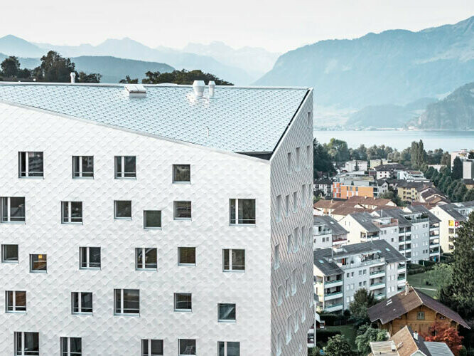 Tower in Horw eingedeckt mit natureloxierten PREFA Aluminium Wandrauten 44 × 44