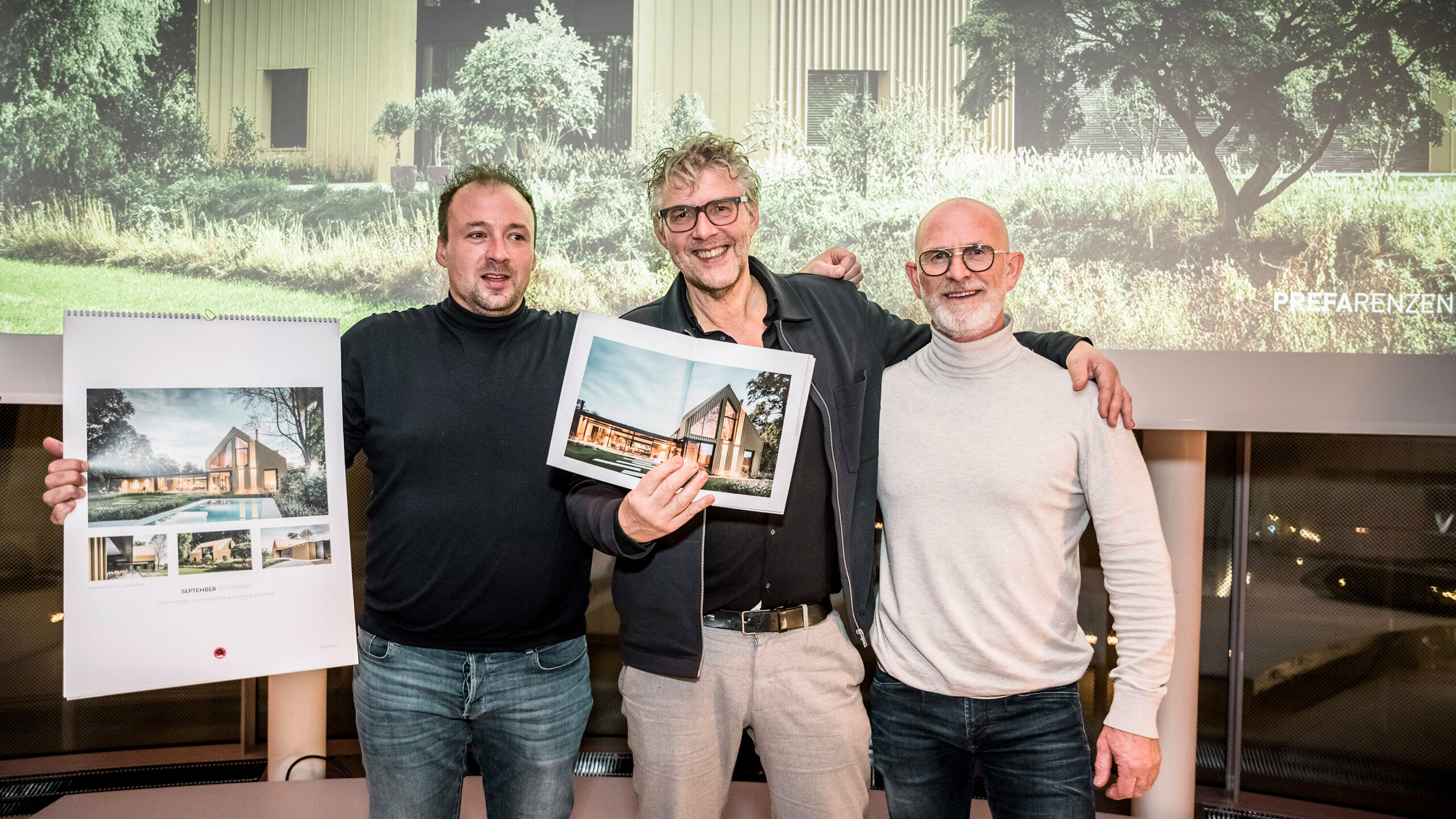 Verarbeiter Johan Duinkerke mit dem Kalender in der Hand, Architekt Kees Marcelis mit dem Buch in der Hand, Henk Smienk.