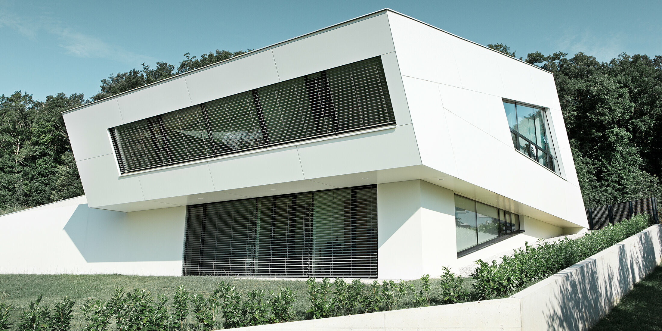 Das exklusive Einfamilienhaus in Bad Tatzmannsdorf begeistert mit einer markanten, futuristischen Architektur und einer hochwertigen PREFA Fassade aus Aluminium Verbundplatten im Farbton P.10 Reinweiß – ideal für modernes, langlebiges Bauen mit Stil.