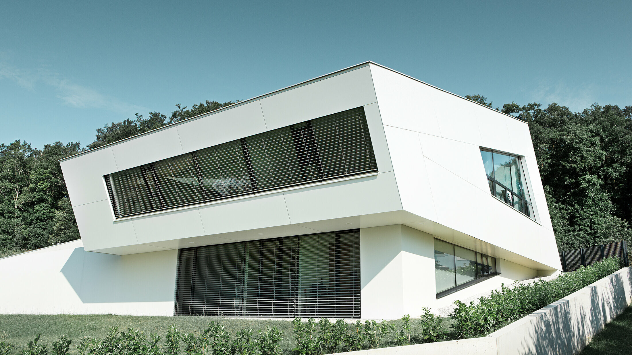 Das exklusive Einfamilienhaus in Bad Tatzmannsdorf begeistert mit einer markanten, futuristischen Architektur und einer hochwertigen PREFA Fassade aus Aluminium Verbundplatten im Farbton P.10 Reinweiß – ideal für modernes, langlebiges Bauen mit Stil.