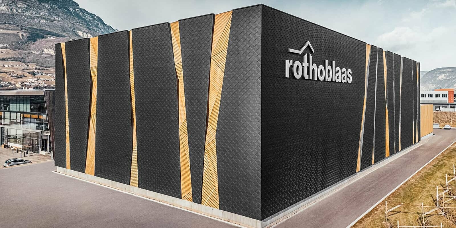 Das Industriegebäude Rothoblaas mit der PREFA Wandraute 44 x 44 in P.10 schwarz.