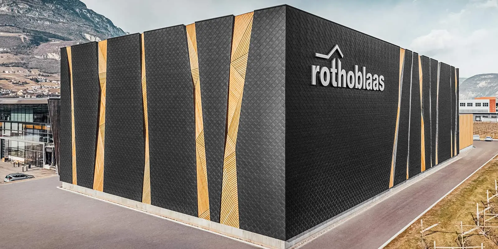 Das Industriegebäude Rothoblaas mit der PREFA Wandraute 44 x 44 in P.10 schwarz.