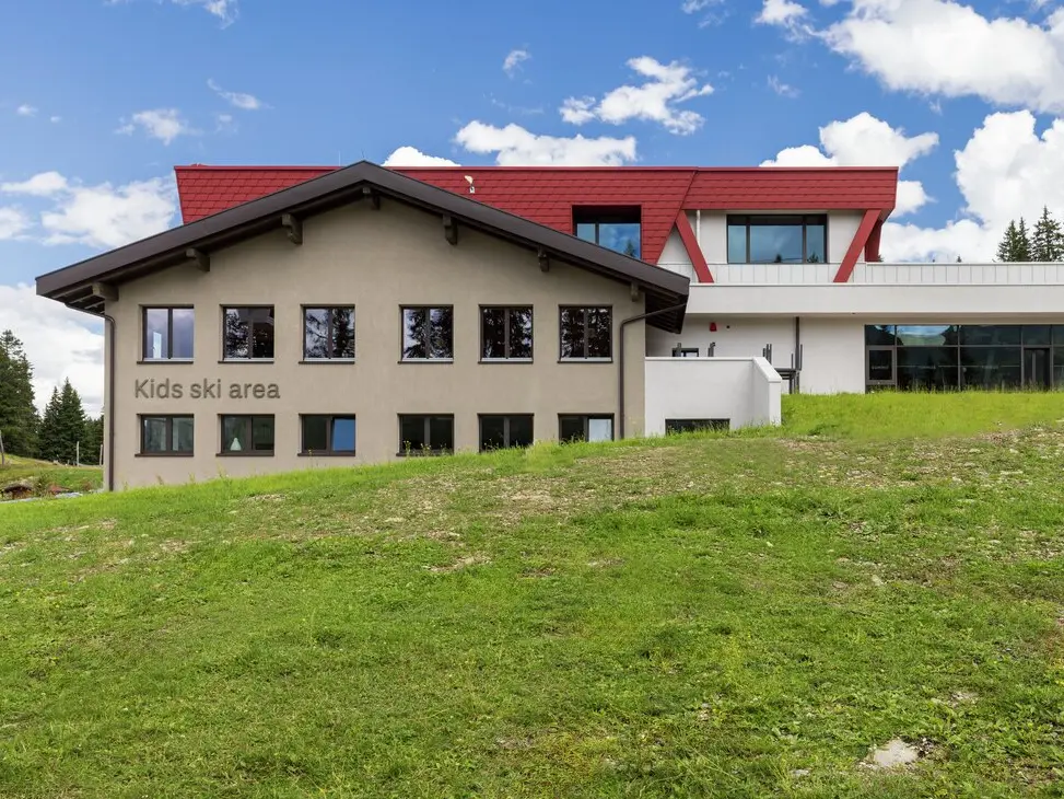 Rifugio e ristorante Summit Mountain Club in primavera circondato dai prati verdi. A 1.830 metri, vicino alla stazione a monte Rinneralm (2.100 m), il Summit Mountain Club si posiziona come nuovo punto di riferimento per gli appassionati di sport invernali e gli ospiti estivi e, sempre più, come luogo per eventi aziendali e riunioni.