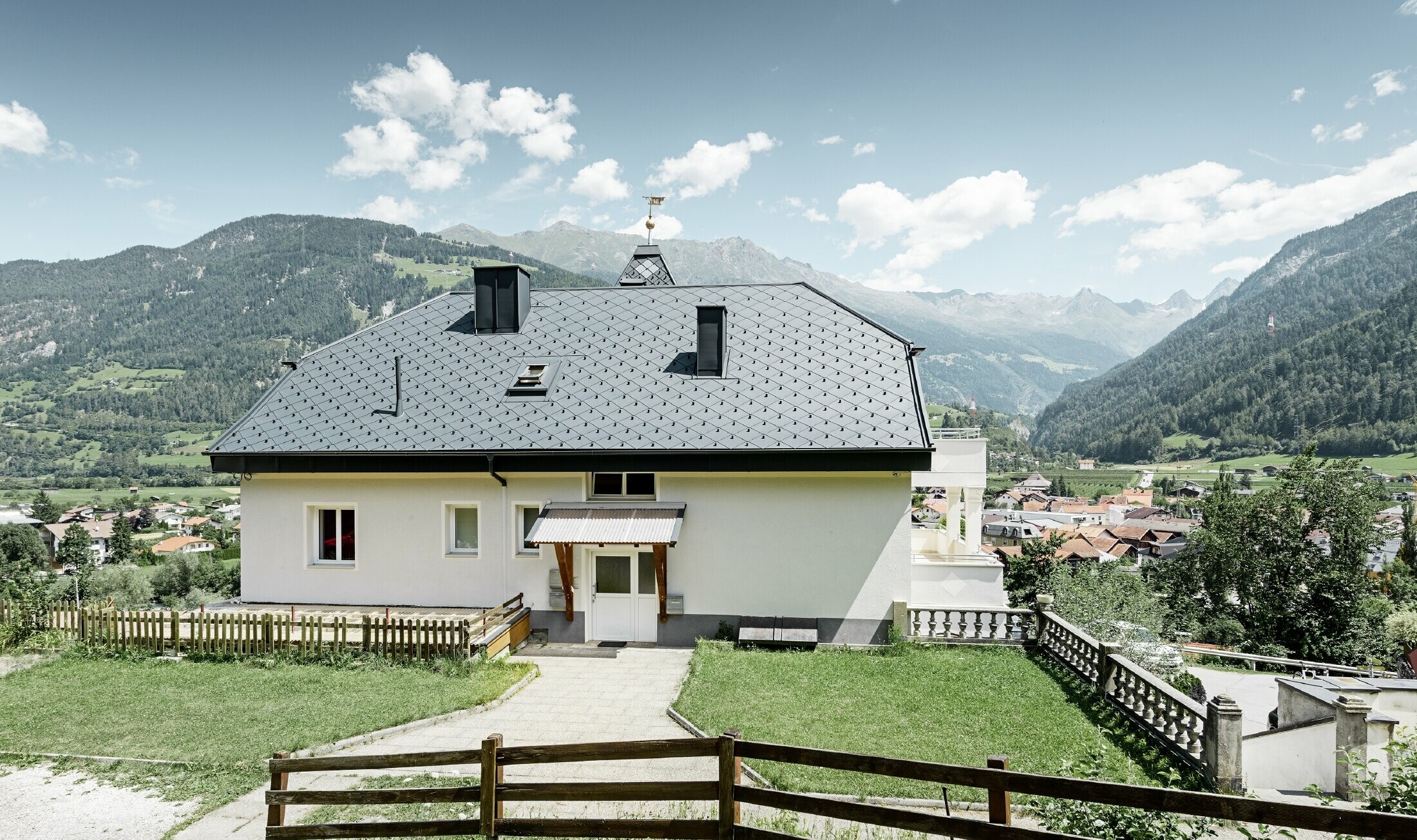 Felsenhaus con torre e una copertura in alluminio in antracite con una pizzeria al piano terra