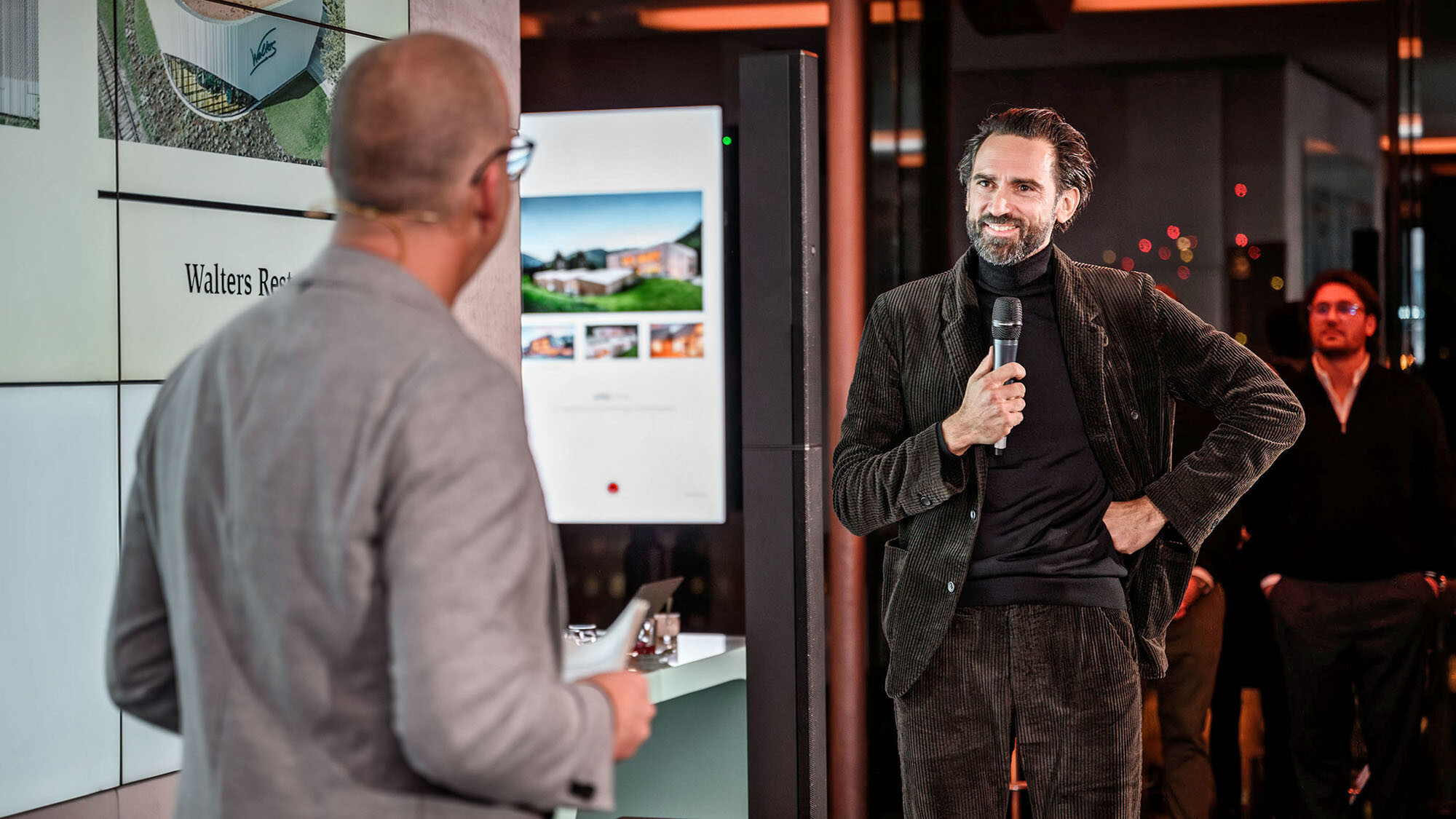 Il responsabile del marketing internazionale Jürgen Jungmair e l'architetto Thomas Heil dello studio austriaco dreiplus Architekten parlano davanti alla presentazione.