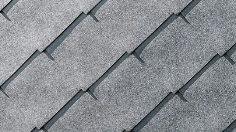 Particolare delle scaglie per facciata PREFA in alluminio 44 × 44 in P.10 grigio pietra