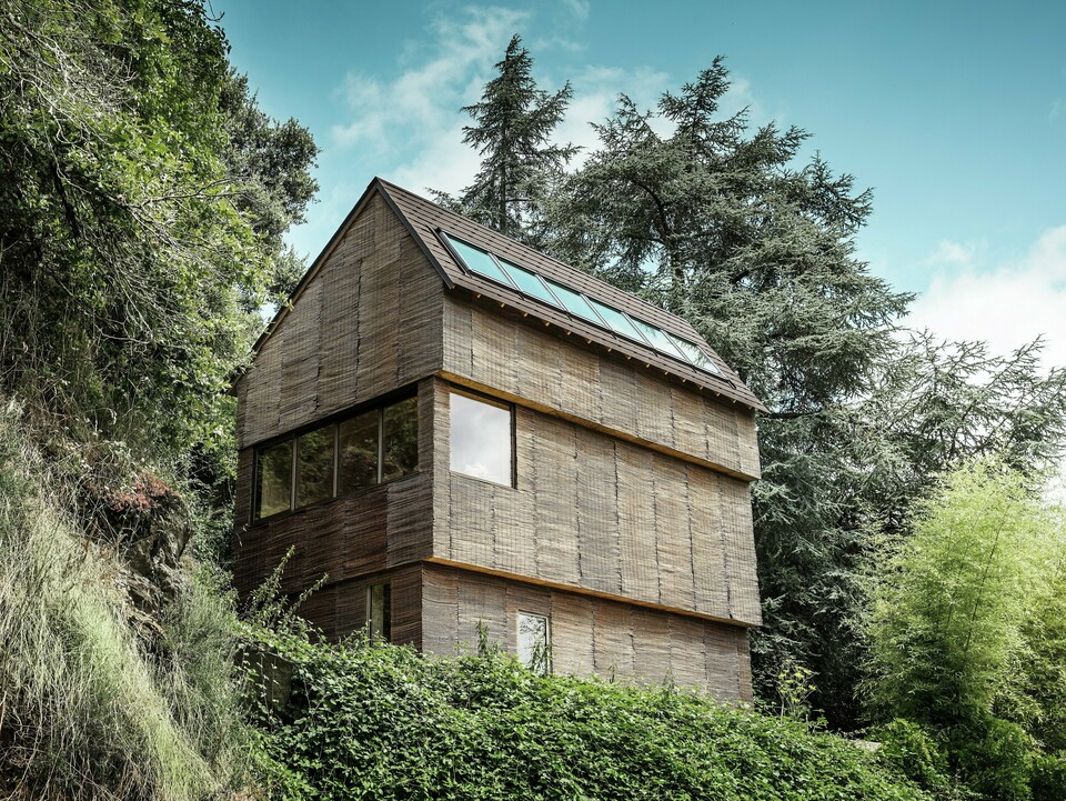 Casa nell'ovest della Francia con scandole PREFA in P.10 testa di morosu una collina scoscesa - design moderno con facciata in salice e tetto ad alta efficienza energetica.