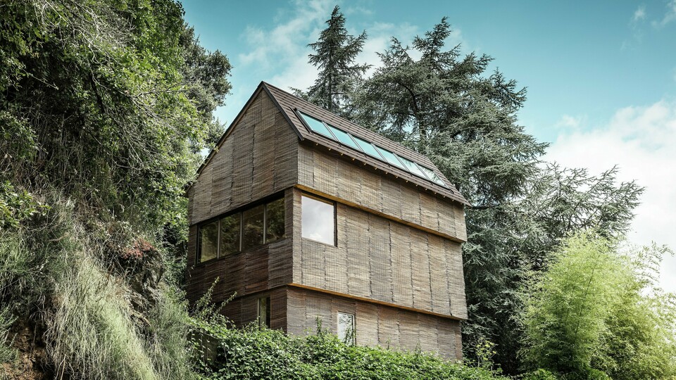 Casa nell'ovest della Francia con scandole PREFA in P.10 testa di morosu una collina scoscesa - design moderno con facciata in salice e tetto ad alta efficienza energetica.