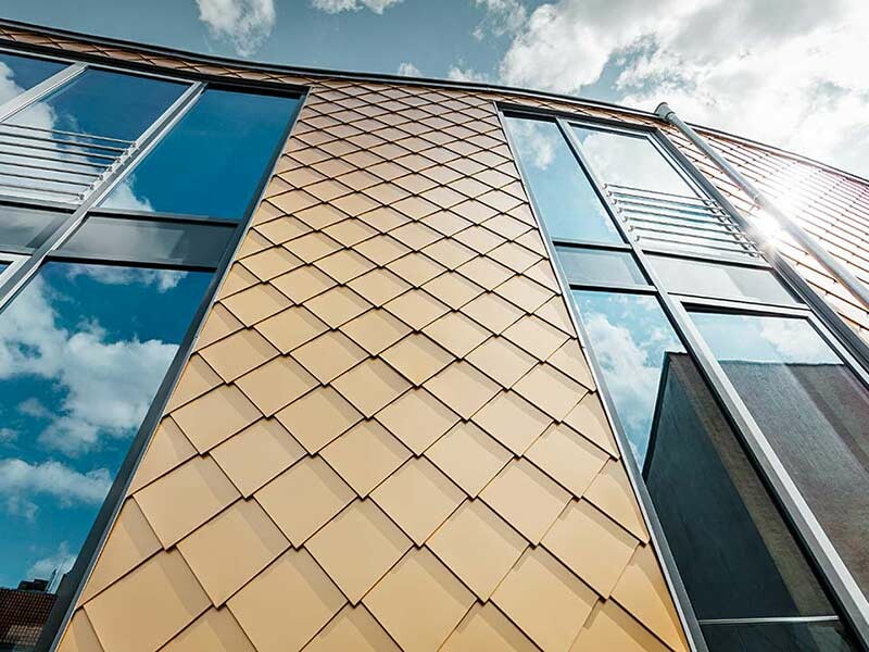 rivestimento di edificio commerciale in scaglie 29 PREFA mayagold