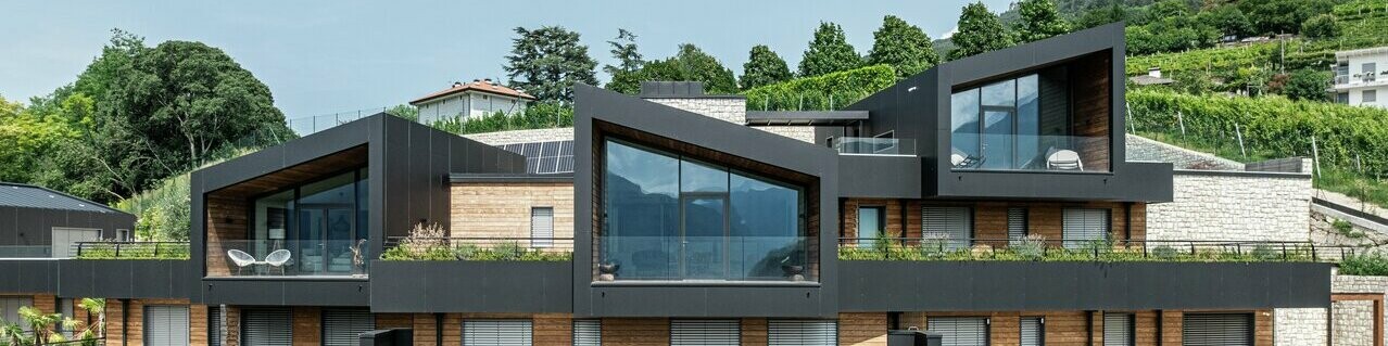 Vista frontale di una parte dei residence di Trento in Vista a Villazzano rivestite in alluminio, Prefalz in copertura e pannelli compositi Prefabond in facciata.