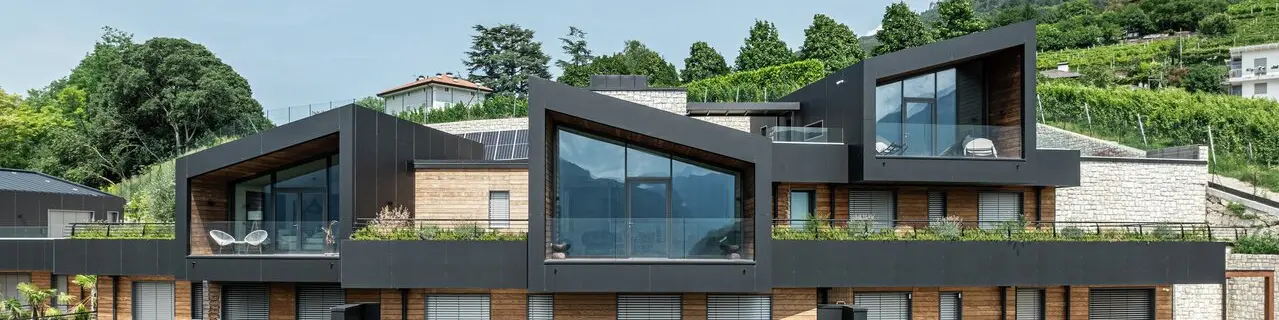 Vista frontale di una parte dei residence di Trento in Vista a Villazzano rivestite in alluminio, Prefalz in copertura e pannelli compositi Prefabond in facciata.