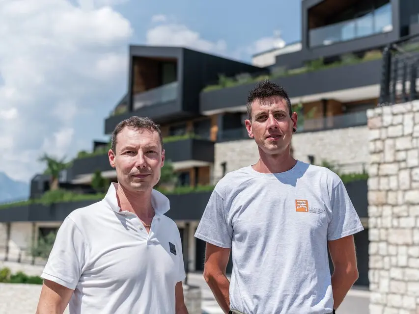A sinistra Simone  Micheli di Paterno  Innovazione Immobiliare;  a destra Roberto Perozzo  di Pasquazzo & Perozzo  Lattonerie. Sullo sfondo il complesso  abitativo Trento in Vista.