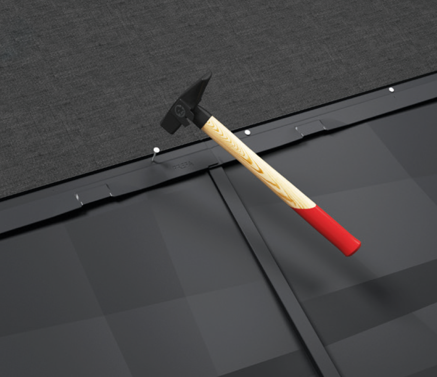 Il pannello PREFA FX.12 viene fissato alla sottostruttura con chiodi utilizzando un listello.