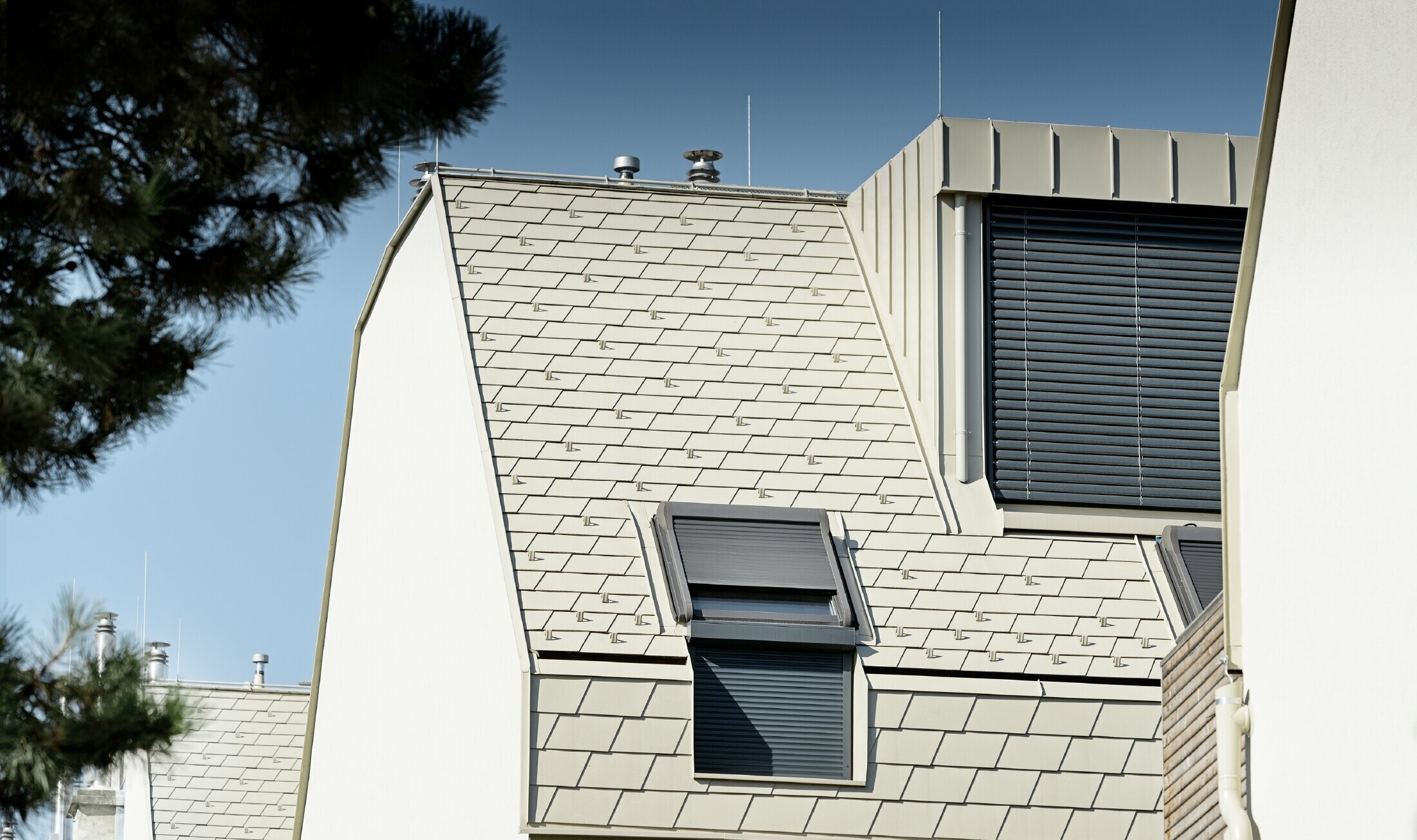 Nuovo complesso residenziale con grande superficie di coperture e velux