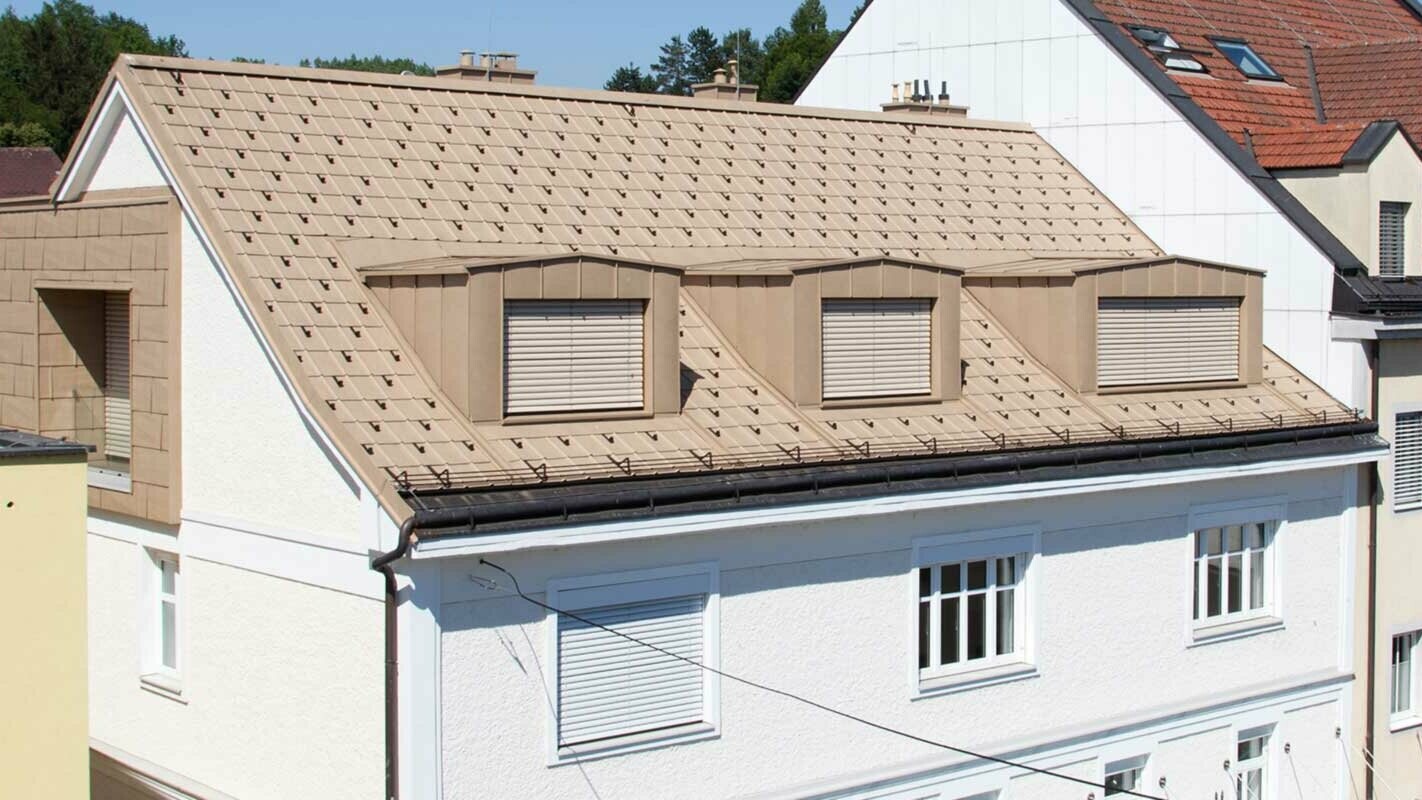 Ristrutturazione del tetto con pannelli FX.12 PREFA marrone sahara e tre abbaini