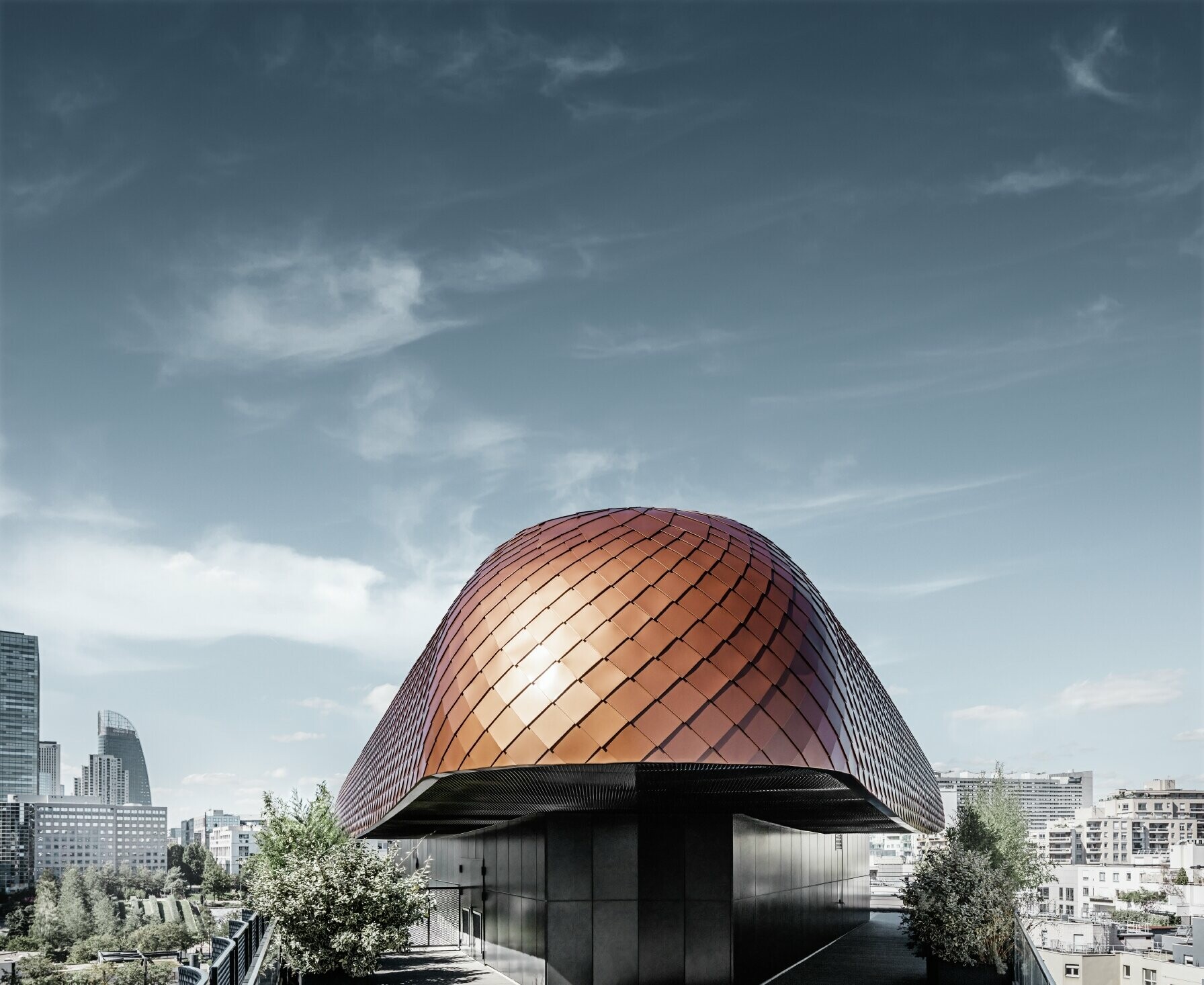 La struttura dalle linee arrotondate del palazzo per uffici Blackpearl a Parigi è stata rivestita con scaglia 29 x 29 PREFA.
