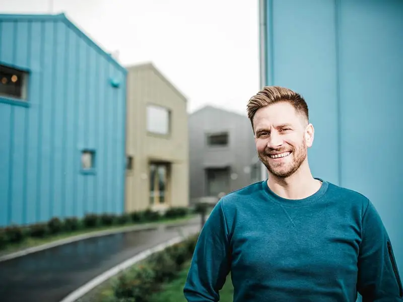 Il posatore delle case a Trondheim, Dag-Arne Gundersen di Mesterblikk AS in Norvegia.