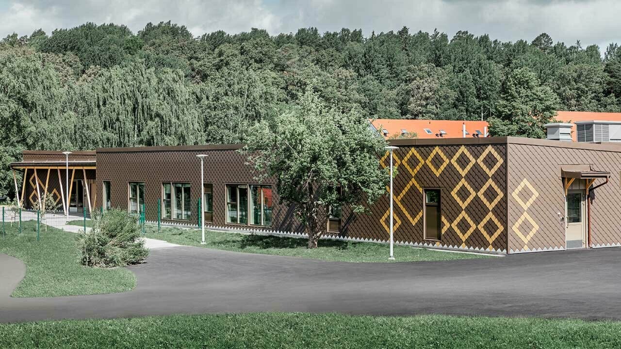 Neugestaltung einer Schule in Stockholm mit PREFA Wandrauten in Braun und Mayagold